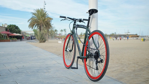 Kabelschloss Tresor 6412C verschlossen um ein Fahrrad gewickelt © ABUS